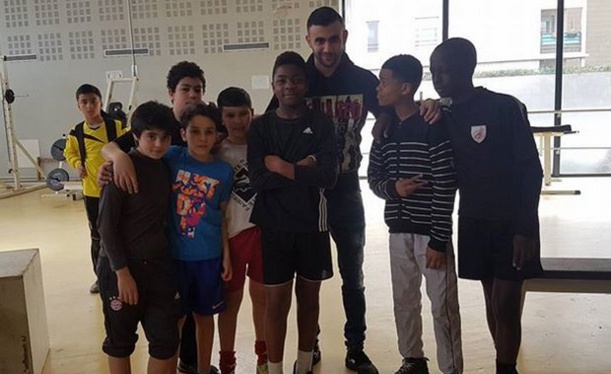Rachid Ghezzal a rendu visite aux jeunes de Vaulx en Velin Futsal pour leur plus grand bonheur !