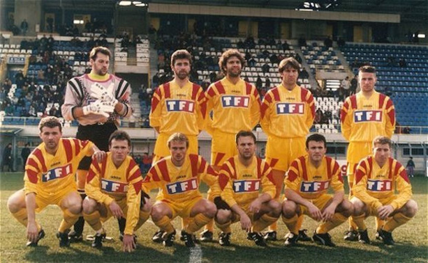 AS Lyon-Duchère 95/96 - 16ème de finale de la coupe de France à Alès (Gilles Poulet 1er accroupi en partant de la gauche)