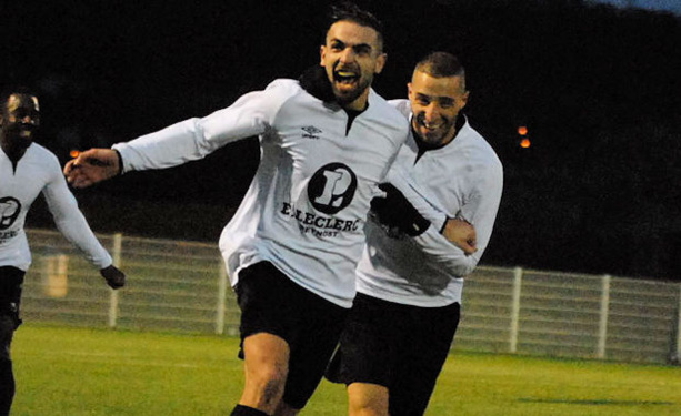 La joie de Mecheri, unique buteur de la rencontre La joie de Mecheri, unique buteur de la rencontre