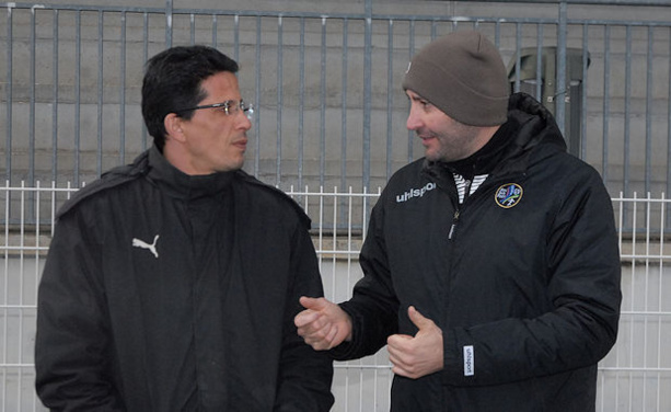 Rencontre d'actuel et d'anciens vaudais ou Karim Bounouara, l'actuel entraîneur du FC Vaulx en grande discussion avec Pascal Yvars, aujourd'hui directeur sportif d'Ain Sud Foot après avoir été celui du FC Vaulx Rencontre d'actuel et d'anciens vaudais ou Karim Bounouara, l'actuel entraîneur du FC Vaulx en grande discussion avec Pascal Yvars, aujourd'hui directeur sportif d'Ain Sud Foot après avoir été celui du FC Vaulx