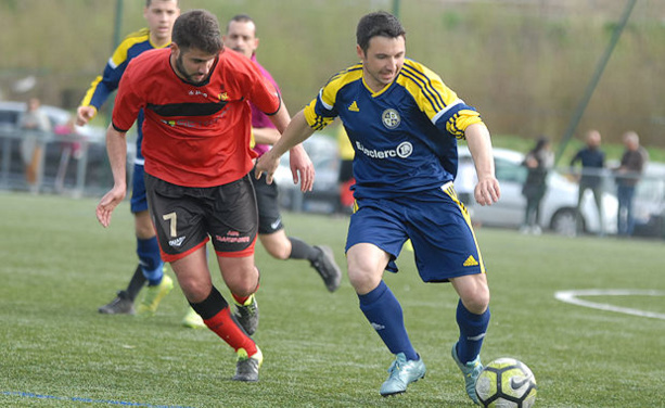Triaa (à gauche) à la lutte avec Jérôme Segond Triaa (à gauche) à la lutte avec Jérôme Segond