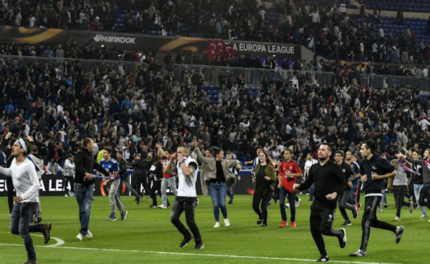 Drôle d'ambiance hier soir avec une pelouse envahi avant le coup d'envoi Drôle d'ambiance hier soir avec une pelouse envahi avant le coup d'envoi