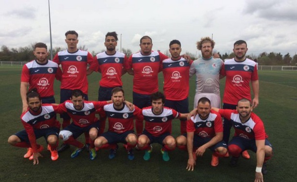 Gaëtan Bernard (en haut, à gauche), Ivan Solombrino (gardien) et Fabien Kruker (accroupi, avec le brassard) ont tous connu l'Equipe de France des Sourds