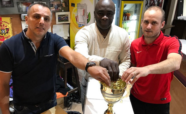 Stéphane Comte (Set&Match Mions), Pierre Lovet (Société JML) et Anthony Esparza (Sun SET Soccer) ont effectué le tirage des Poules de la finale de la Ligue JML Stéphane Comte (Set&Match Mions), Pierre Lovet (Société JML) et Anthony Esparza (Sun SET Soccer) ont effectué le tirage des Poules de la finale de la Ligue JML