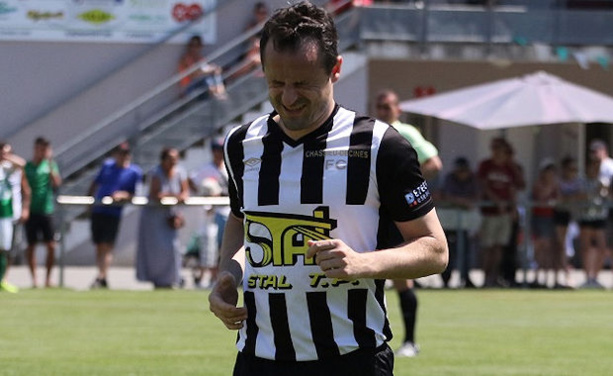 Seb Definod est sorti en grimaçant dimanche pour le dernier match de sa carrière Seb Definod est sorti en grimaçant dimanche pour le dernier match de sa carrière