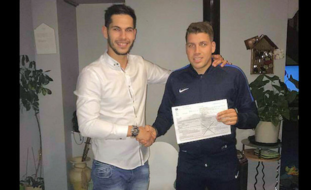 Walid Khabat en comapgnie de Sofiane Belarbi lors de sa signature Walid Khabat en comapgnie de Sofiane Belarbi lors de sa signature