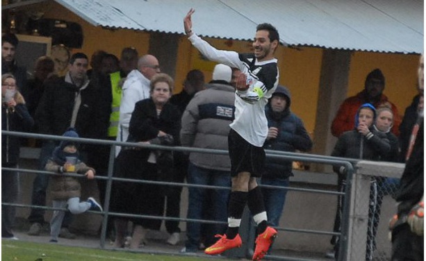 Kader Aïchi s'est offert deux coup-francs directs hier sur la pelouse du Chazay FC : Kader Aïchi s'est offert deux coup-francs directs hier sur la pelouse du Chazay FC :