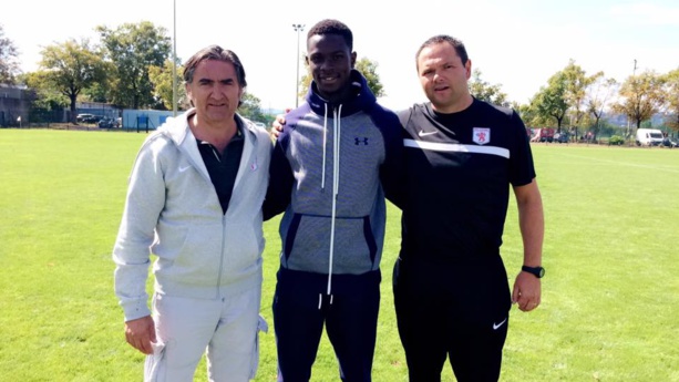 Youssoupha N'Diaye entre Patrice Réa (à gauche, président) et Sébastien Girard (directeur Sportif)