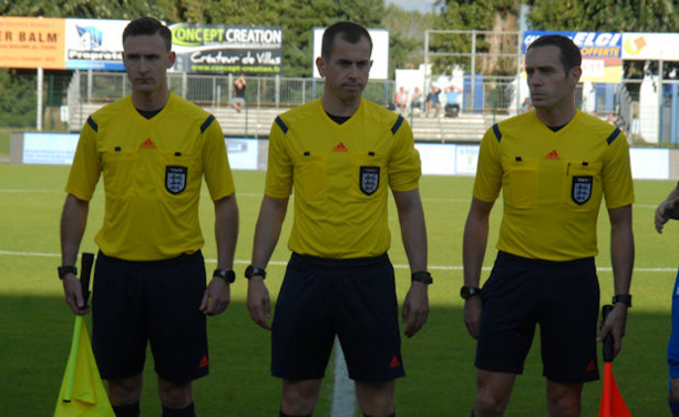 Les arbitres anglais de la rencontre Les arbitres anglais de la rencontre
