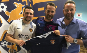Clément Guillot (au centre) a rejoint le club dirigé par Joël Arandel (à droite) et le buteur Romain Patelli