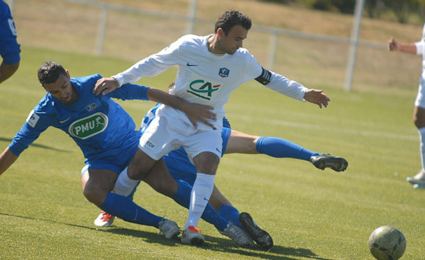La plupart du temps Yannick Berthaud a deux joueurs sur lui au marquage individuel strict... et la plupart du temps, il s'en sort ! La plupart du temps Yannick Berthaud a deux joueurs sur lui au marquage individuel strict... et la plupart du temps, il s'en sort !