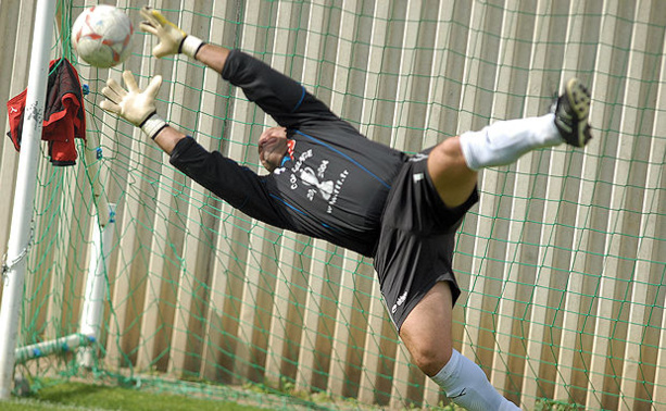 Après une carrière qui l'a mené de la Croix-Rousse à Caluire en passant par Oullins, Chassieu, Sud Azergues et Genay, Fred Coton gardera la cage des vétérans de Neuvile cette saison Après une carrière qui l'a mené de la Croix-Rousse à Caluire en passant par Oullins, Chassieu, Sud Azergues et Genay, Fred Coton gardera la cage des vétérans de Neuvile cette saison