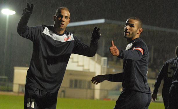 Manoubi et Mansour célèbre le deuxième but neuvillois Manoubi et Mansour célèbre le deuxième but neuvillois