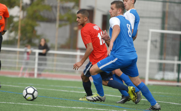 Le Croix-Roussien Djebli à la lutte avec le Sathonard Winterstein... les deux ont réalisé un doublé le week-end dernier. Le Croix-Roussien Djebli à la lutte avec le Sathonard Winterstein... les deux ont réalisé un doublé le week-end dernier.