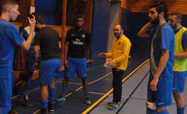 Rui Dos Santos au milieu de ses joueurs Rui Dos Santos au milieu de ses joueurs