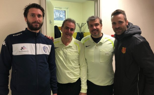 Alex Berthod (ent Chazay FC), Jean-Noël Tartarin (arbitre de la rncontre), Didier Hamon (assistant) et Clément Guillot (ent MDA Foot) Alex Berthod (ent Chazay FC), Jean-Noël Tartarin (arbitre de la rncontre), Didier Hamon (assistant) et Clément Guillot (ent MDA Foot)