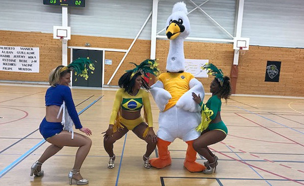 Pepito, la mascotte de FS Mont d'Or, ne savait plus ou donner de la tête Pepito, la mascotte de FS Mont d'Or, ne savait plus ou donner de la tête