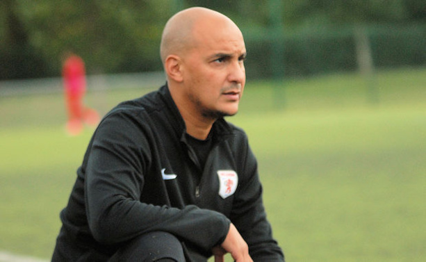 Choukri MHRIZER, l'entraîneur du FC Lyon Choukri MHRIZER, l'entraîneur du FC Lyon
