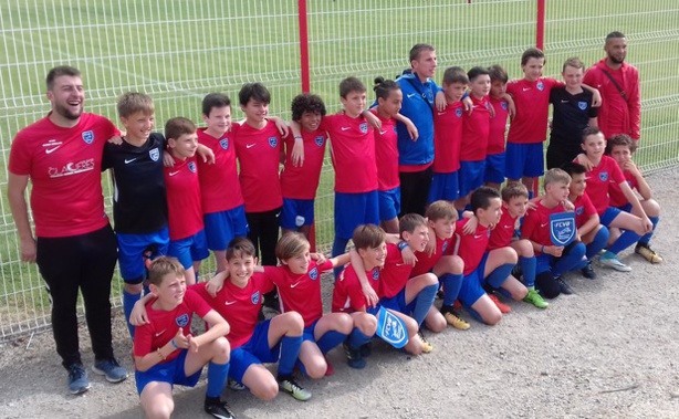Les ECHOS des CLUBS - Les U12 du FC VILLEFRANCHE saluent leur coach Les ECHOS des CLUBS - Les U12 du FC VILLEFRANCHE saluent leur coach