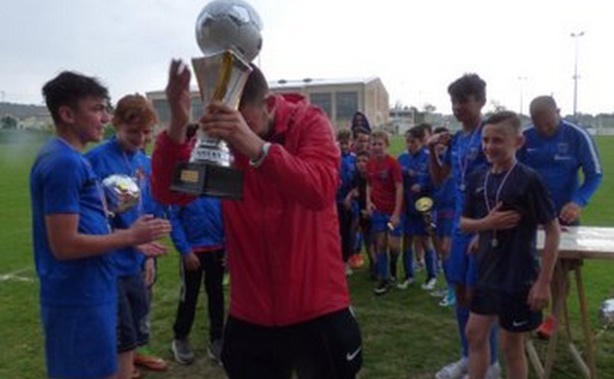 Les ECHOS des CLUBS - Les U12 du FC VILLEFRANCHE saluent leur coach Les ECHOS des CLUBS - Les U12 du FC VILLEFRANCHE saluent leur coach