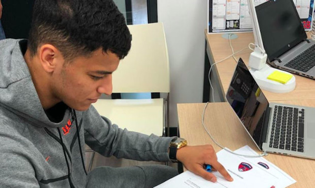 Les ECHOS des CLUBS - Un jeune LYONNAIS s'engage avec un club pro Les ECHOS des CLUBS - Un jeune LYONNAIS s'engage avec un club pro