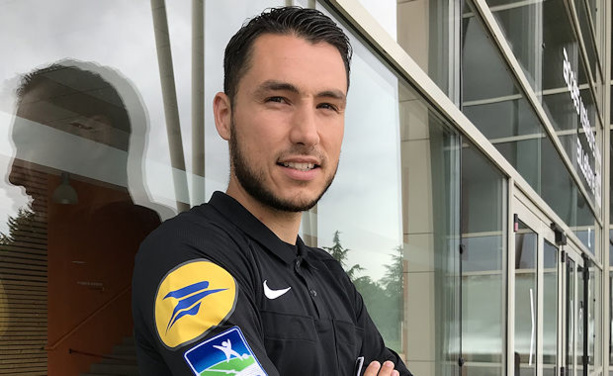 Jérémie Pignard grimpe encore d'un cran et siffelra en L2 la saison prochaine. Jérémie Pignard grimpe encore d'un cran et siffelra en L2 la saison prochaine.