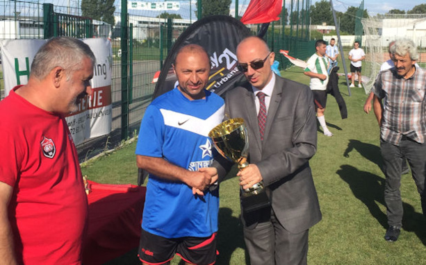 Monsieur le Consul remet le trophée au capitaine des Turques de Bellegarde, vainqueur de l'édition 2018.