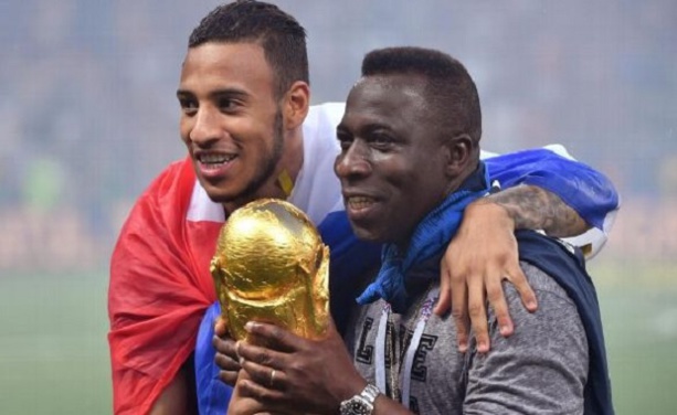 Corentin Tolisso en compagnie de son père, ex-entraîneur du Stade Amplepuisien (photo Le Pays) Corentin Tolisso en compagnie de son père, ex-entraîneur du Stade Amplepuisien (photo Le Pays)