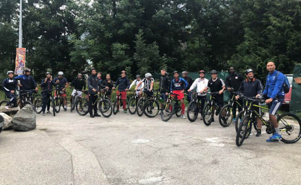Les ECHOS des CLUBS - L'ES GENAS soigne sa cohésion en haute montagne Les ECHOS des CLUBS - L'ES GENAS soigne sa cohésion en haute montagne