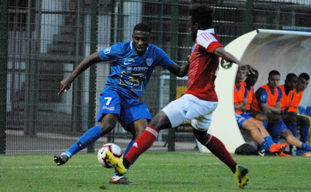 Mambu fait la différence sur son côté droit Mambu fait la différence sur son côté droit