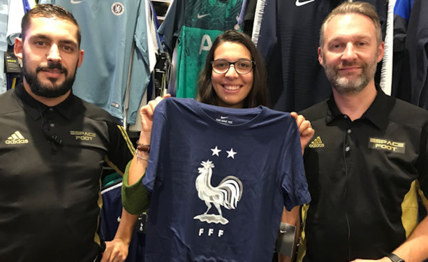 Drissia Benaziza entourée de Logan Vaison et de Franck Vnaderveken, les responsables des Magasin Epsace Foot de Lyon Drissia Benaziza entourée de Logan Vaison et de Franck Vnaderveken, les responsables des Magasin Epsace Foot de Lyon