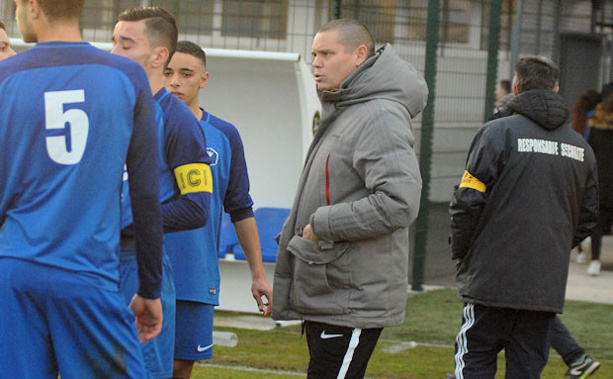 Christophe Bouteillier et les U19 du FC Villefranche ont lancé leur saison hier au FC Venissieux. Christophe Bouteillier et les U19 du FC Villefranche ont lancé leur saison hier au FC Venissieux.