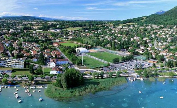 En cas de qualification, les joueurs et le staff ont promis de se jetter dans le lac, à quelques dizaines de mètres du stade.