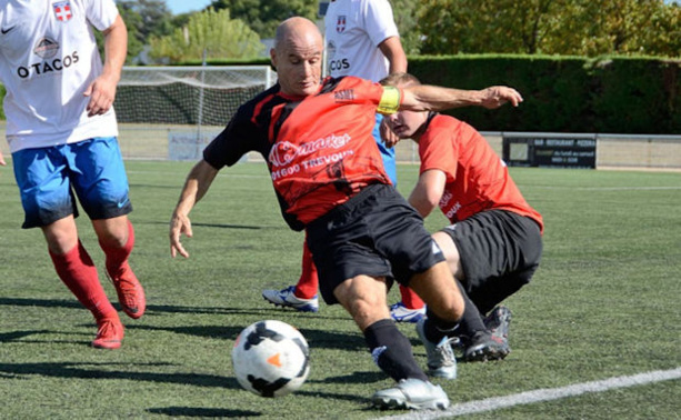 TRIBUNES LAuRA Foot - A 49 ans, il joue toujours en R3 ! TRIBUNES LAuRA Foot - A 49 ans, il joue toujours en R3 !