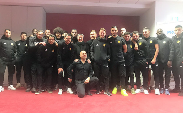 Avec tous les joueurs de l'équipe fanion Avec tous les joueurs de l'équipe fanion