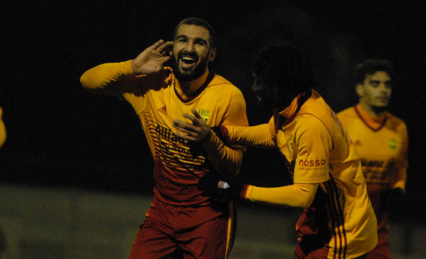 Bendaoud vient d'ouvrir le score d'une frappe somptueuse de vingt-cinq mètres Bendaoud vient d'ouvrir le score d'une frappe somptueuse de vingt-cinq mètres