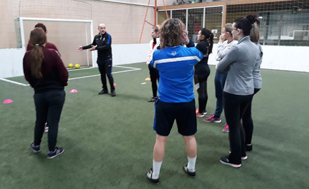 Coach Mathieu Charvet initie ses drôle de dames aux rudiments du football Coach Mathieu Charvet initie ses drôle de dames aux rudiments du football
