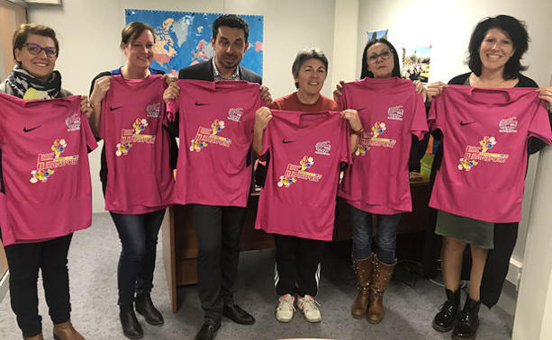 Les filles de Liss Transport en compagnie de Zoran Lazarevic (Crédit Agricole) et de Jocelyne Gout, ancienne capitaine de l'équipe de France et marraine de l'équipe. Les filles de Liss Transport en compagnie de Zoran Lazarevic (Crédit Agricole) et de Jocelyne Gout, ancienne capitaine de l'équipe de France et marraine de l'équipe.