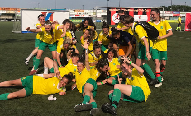 Les filles du FC Bords de Saône aborderont l'événement auréolées d'une victoire dans un tournoi disputé aux Pays Bas.... Mais gare à l'excès de confiance. Les filles du FC Bords de Saône aborderont l'événement auréolées d'une victoire dans un tournoi disputé aux Pays Bas.... Mais gare à l'excès de confiance.