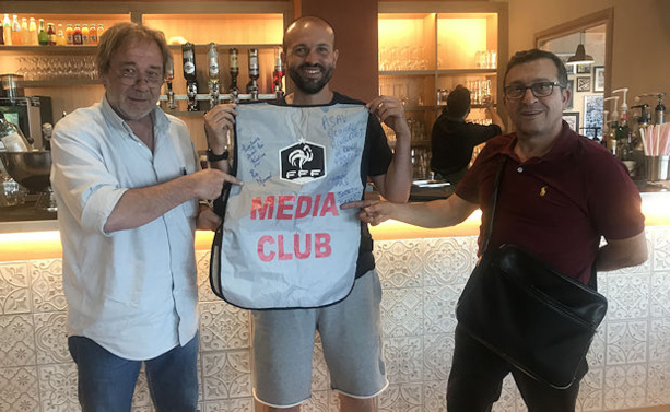 Le nouveau coach du FBBP01 a eu droit à un chasuble dédicacé, qu'il a promis de mettre dans son nouveau bureau de Péronnas. On ira vérifier. Le nouveau coach du FBBP01 a eu droit à un chasuble dédicacé, qu'il a promis de mettre dans son nouveau bureau de Péronnas. On ira vérifier.
