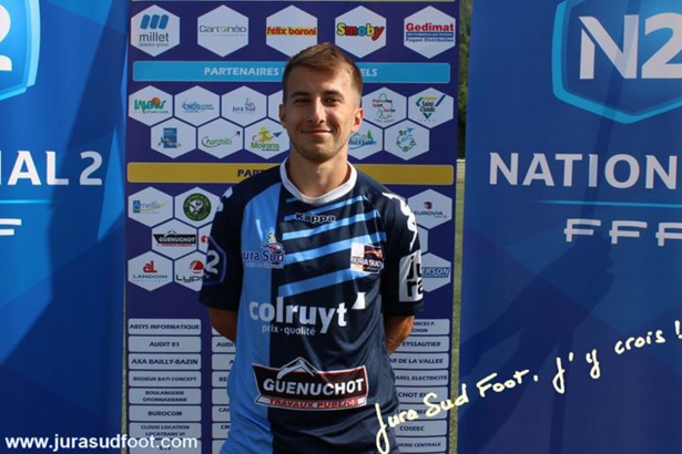 Calvin Stagni (FC Villefranche Beaujolais) à Jura Sud Calvin Stagni (FC Villefranche Beaujolais) à Jura Sud