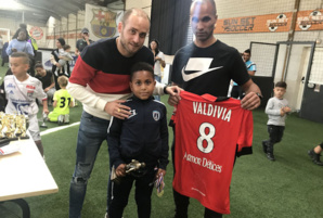 Anthony Esparza et Willy Babot, les organisateurs du tournoi, récompense le meilleur joueur, Souleyman Sissocko, du Paris FC