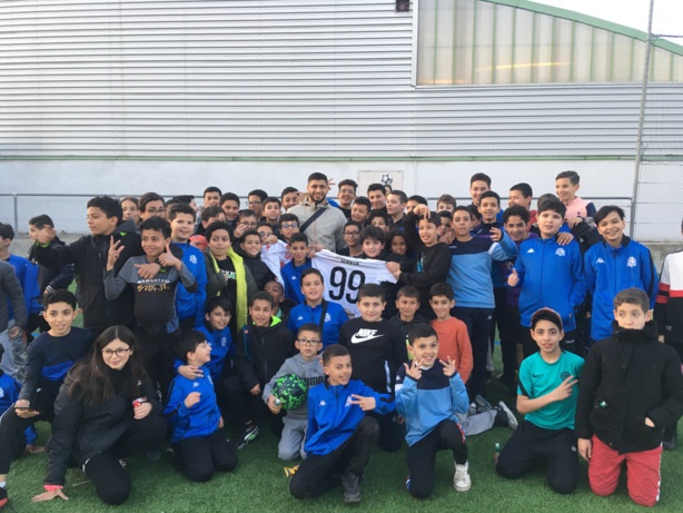 Hamza Rafia au milieu des jeunes joueurs du SC Bron Terraillon Hamza Rafia au milieu des jeunes joueurs du SC Bron Terraillon