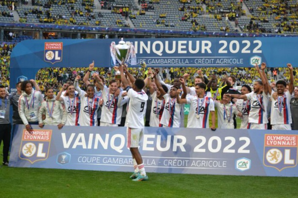 La joie des jeunes Lyonnais avec la coupe Gambardella. (Photo Sulyvan Manfroi)