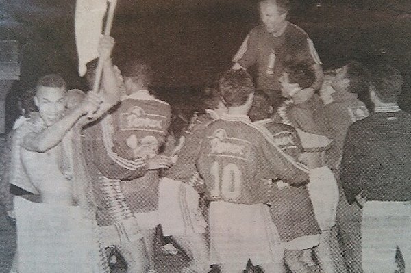 Soir de montée avec le FC Villefranche (à gauche avec le drapeau)