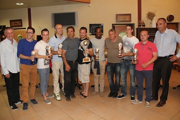 Le dernier trophée soulevé par Sidney Govou, celui des Gentlemen Réaction du Foot, organisés en juin chez Set&Match Mions (Crédit : www.lesgentlemendufoot.com)