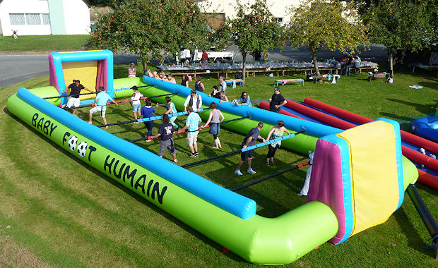 Le babyfoot humain, toujours un succès... Le babyfoot humain, toujours un succès...