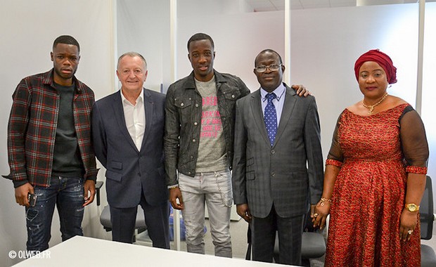 Elisha Owusu a signé son premier contrat professionnel avec l'Olympique Lyonnais