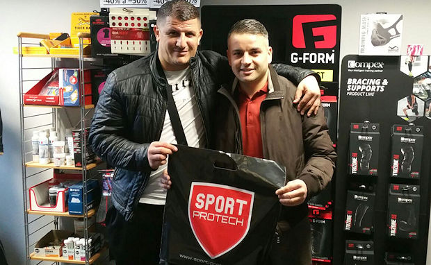 Soner AYYILDIZ (Chassieu-Décines FC) en compagnie d'Ali NECHAD (stagiaire gamme football chez Sport Protech)