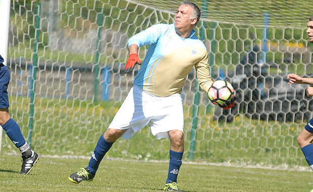 Une montée à 47 ans pour Bruno Strollo, le gardien du FC Saint-Cyr-Collonges Une montée à 47 ans pour Bruno Strollo, le gardien du FC Saint-Cyr-Collonges